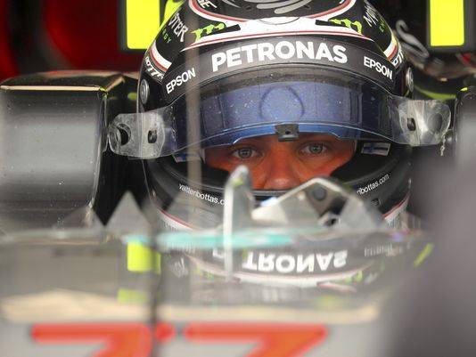 Hamilton captures 6th pole at Chinese GP with record time